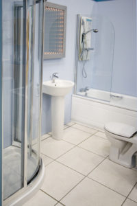 Badezimmer mit Wanne und Dusche